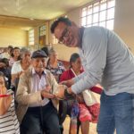 Donan carne de trucha a población vulnerable de Calzada