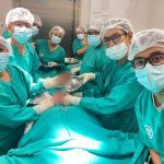 Médicos realizan delicada operación para retirar elemento extraño en paciente