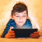 En un año, un niño pasa más horas en el celular que en clase: Experta habla sobre los riesgos