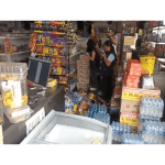 Decomisan productos vencidos en mini market y licoria Stragos